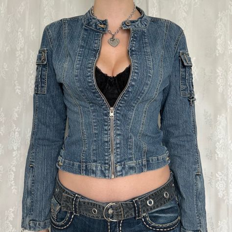 Y2K 2000s Light Wash Denim Jean Jacket By Bongo With Silver Hardware #y2k #y2kfashion #2000s #2000sfashion #denim #depop #denimjacket #jeanjackets #jeanjacketoutfits #fallfashion #fallfashiontrends #falloutfit #fallfashionwomen Jean Jacket Outfits Y2k, Denim Jacket Y2k Outfit, Light Blue Jeans Jacket Outfit, Dark Denim Jacket Outfit Aesthetic, 2000s Jean Jacket Outfit, Y2k Jean Jacket Outfit, Y2k Cropped Jacket, Y2k Jean Jacket, Babyphat Y2k Jacket