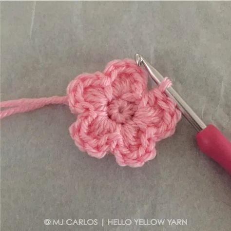 Crochet A Small Flower, Crochet Small Flower, Beginning Crochet, Crochet Rose Pattern, Crochet Flower Pattern, Crochet Flowers Easy, 4mm Crochet Hook, Crocheted Flowers, Crochet Flowers Free Pattern