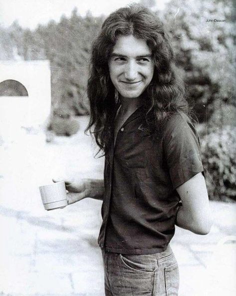 John Deacon Rare, John Deacon Aesthetic, Wanted Aesthetic, Disco Deaky, Queen Photos, Queen Pictures, John Richard, Queen Freddie Mercury, John Deacon