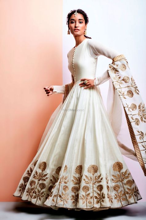 Looking for Off White Lehenga with Copper Floral Embroidery? Browse 1000s of latest bridal photos, lehenga & jewelry designs, decor ideas, etc. on WedMeGood Gallery. Sangeet Lengha, White Lehenga, Salwar Kamiz, Indian Lehenga, Indian Gowns, Dress Indian Style, Indian Wedding Outfits, Anarkali Dress, Indian Attire