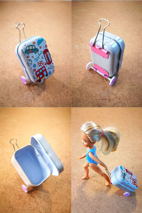 Barbie Doll Suitcase Diy, Barbie Suitcase Diy, Travel Dollhouse Diy, Barbie Bag Diy, Diy Barbie Doll Accessories, Doll Stuff Diy, Barbie Accessories Diy, Diy Doll Stuff, Barbie Doll Crafts