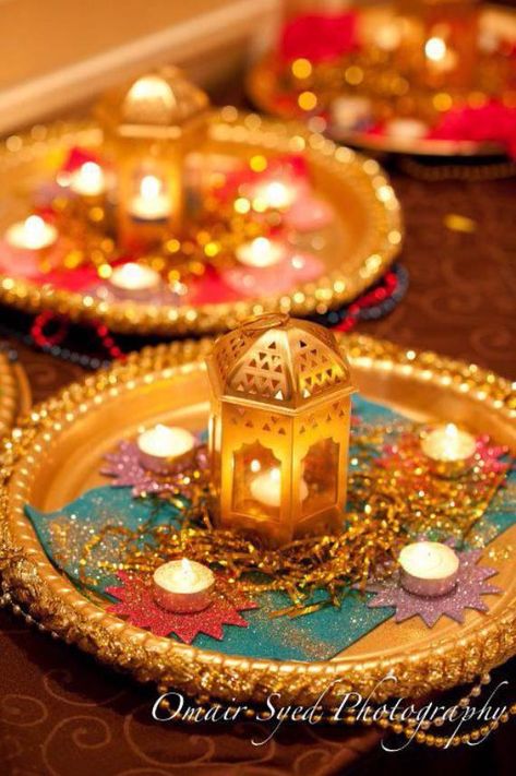 Find new Traditional Ramadan Sparkle Decorating ideas to enjoy the blessed month of Ramadan making all the preparations needed to celebrate the 30 spiritual days celebrations. [...] Indian Wedding Centerpieces, Make Up Sposa, Wedding Food Table, Hiasan Perkahwinan, Sparkle Decorations, Moroccan Party, Mehndi Party, Indian Theme, Moroccan Theme