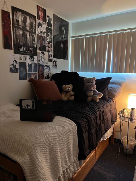 Black Dorm Bedding, Dorm Room Black Aesthetic, Black Bed Dorm Room, Dorm Room Ideas Red And Black, All Black Dorm Room, Black Comforter Dorm Room, Dorm Room Men Ideas, Dorm Room Luxury, Make Dorm Room Ideas