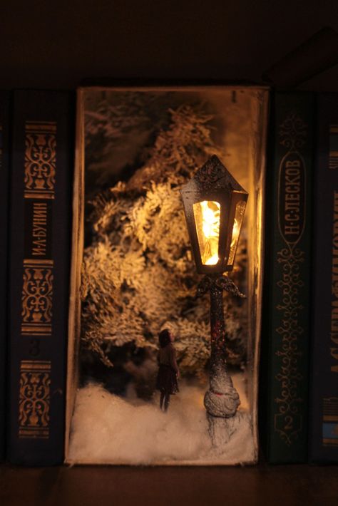 Diy Fantasy Decor, Booknook Diy, Fairy Garden Books, Diy Book Nook, Book Art Sculptures, Oxford College, Traditional Tales, Medieval Books, Easy Books