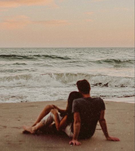 Young Couple Photoshoot, Engagement Photo Shoot Beach, Beach Foto, Engagement Pictures Beach, Sunset Beach Pictures, Couples Beach Photography, Couple Beach Pictures, Couple Beach Photos, Beach Photo Session