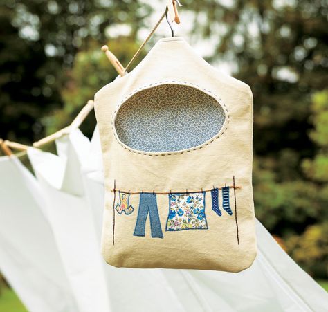 It might be time to equip your old clothes line with this peg bag shared by Stitch Craft Create! Clothespin Bag, Sewing Projects Free, Peg Bag, Costura Diy, Bag Pattern Free, Diy Sewing Projects, Easy Sewing Projects, Sewing Gifts, Sewing Bag