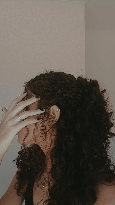 Curly Hair From The Back Aesthetic, Long Wavy Hair Reference, Relaxed Curly Hair, Curly Hair Photos Instagram, Curly Hair Asethic, 3b Hair Aesthetic, Long Curly Hair Styles Natural, Curly Hair Photo Ideas, Curly Simple Hairstyles