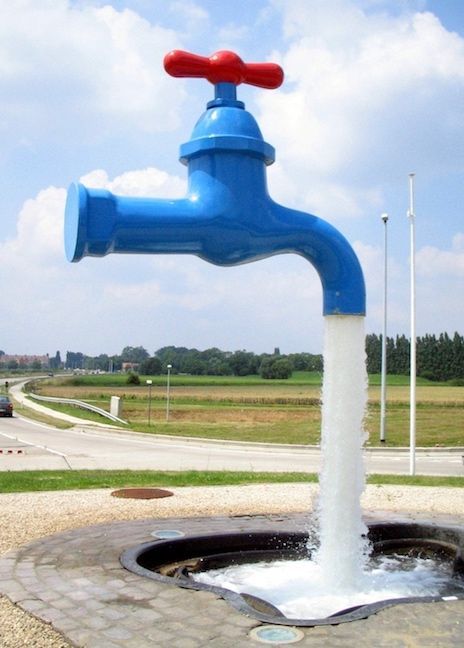 The floating tap fountain is a clever illusion. It consist of a faucet mysteriously hovering above a pool or basin with an endless supply of water gushing out of it from seemingly nowhere. The faucet remains surprisingly steady despite having no visible support and where is all this water coming from? Several giant floating tap fountains can be found around Spain, Belgium, US, Canada and other parts of the world. Garden Fountains Ideas, Landscaping Front Yard Ideas, Public Art Sculpture, Ypres Belgium, Fountain Decor, Gerobak Dorong, Front Yard Ideas, Landscaping Front Yard, Public Sculpture