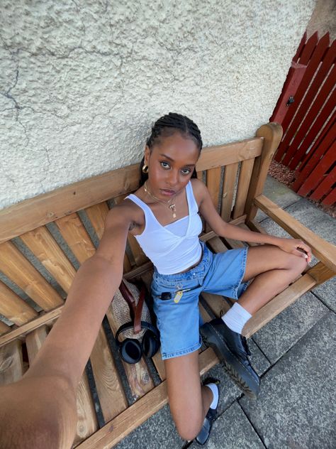 Black girl wearing blue long denim shorts with a white basic top and dr martens shoes Denim Jorts Outfit, Basic White Top Outfit, Blue Jorts Outfits, Dark Blue Shorts Outfit, Denim Shorts Outfit Aesthetic, Denim Shorts Aesthetic, Short Jorts, Jorts Outfit Idea, White Denim Shorts Outfit