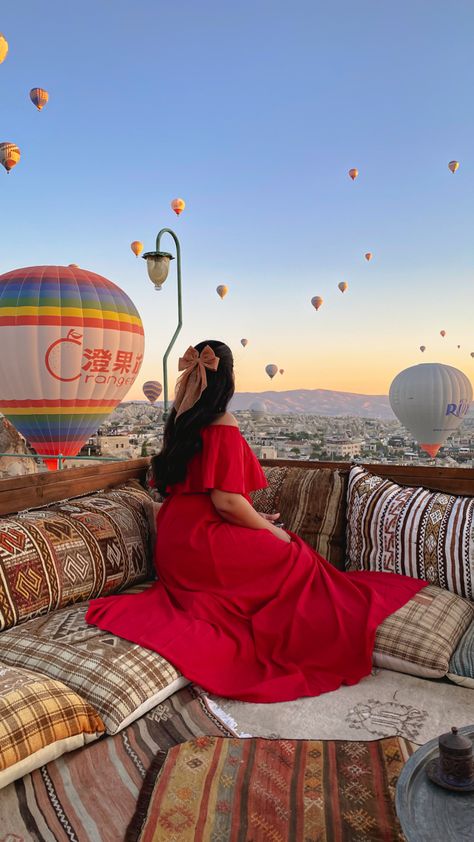 Turkey Air Baloons, Hot Air Balloon Outfit Ideas, Couple Plane Aesthetic, Hot Air Balloon Outfit, Dubai Outfits Ideas, Travel Video Ideas, Hot Air Balloons Photography, Bathtub Photography, Turkey Trip
