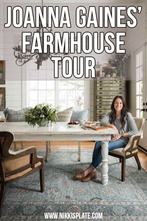 Johanna Gaines Kitchen, Johanna Gaines Living Room, Chip And Joanna Gaines Kitchens, Joanna Gaines Farmhouse Living Rooms, Joanna Gaines Living Room Ideas, Stile Joanna Gaines, Joanna Gaines House Tour, Chip And Joanna Gaines Home, Joanna Gaines Wallpaper