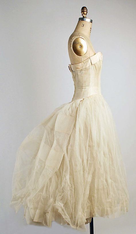 Evening underdress, House of Dior  (French, founded 1947), 1955-1956 House Of Dior, Look Retro, Christian Dior Vintage, Vintage Dior, Vintage Mode, Dress Forms, Vintage Couture, Vestidos Vintage, Under Dress