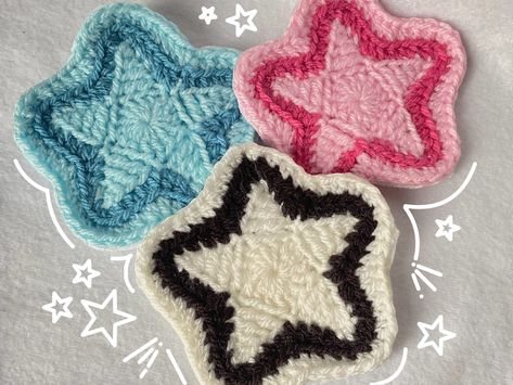 ✩o｡⋆⸜ 🎧✮໒꒰ྀིっ˕ -｡꒱ྀི১ ☆cute crochet star coasters to accessorise your desk ���🤭 ☆handmade with love🫶🏻 ☆the most perfect and cutest coasters you'll ever find🫧 ☆feel free to ask me any questions if you want🤗 Star Coasters Crochet, Patchwork, Crochet Ideas Coasters, Beginner Crochet Coasters Free Pattern, Coaster Holder Crochet, Star Crochet Coaster, Small White Crochet Projects, Crochet Circle Coaster, Cute Coasters Crochet