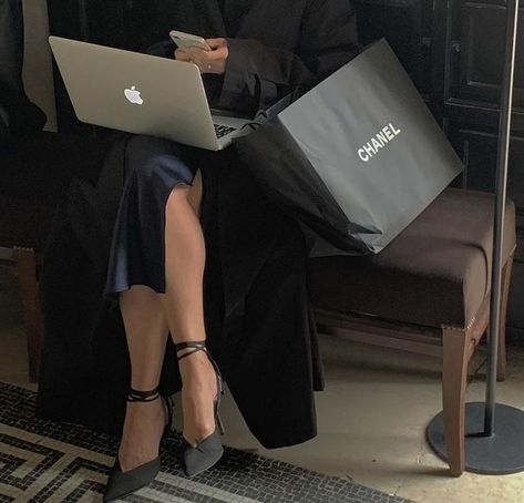 Rich Working Woman Aesthetic, Empowered Woman Aesthetic, Diplomatic Aesthetic, Diplomat Aesthetic, Glamouröse Outfits, Rich Girl Aesthetic, Rich Girl Lifestyle, Luxury Lifestyle Dreams, Foto Poses