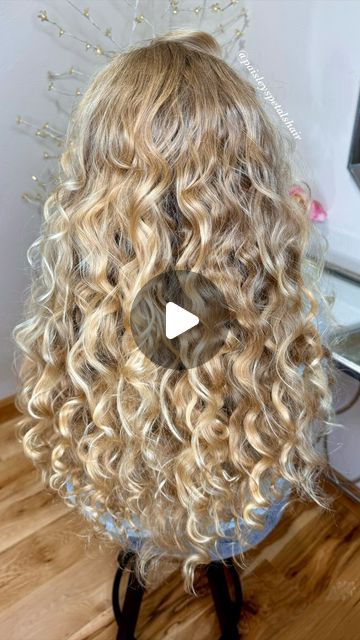 Jenna McDaniel- Girl’s Hairstyles on Instagram: "This heatless wave technique gave total lioness vibes! I love the amount of body her hair got!🦁🌊🦁  We started with a zigzag part, lightly misted the hair, and added some of our favorite air dry cream. Then we grabbed our no headband octocurl so we could start the waves high, close to the part line. Next, wrap the front section on each side as you would for traditional curls. Now this is where the magic happens! You are going to braid the hair onto the remaining strips to achieve these gorgeous waves. Act as though the octo strip is your third strand in your braid, and push the hair up as you braid so the stitches are close together. Let the hair completely dry. We typically leave it on overnight. We couldn’t believe the amount of body thi Braided Overnight Hair, How To Curl Hair With Scrunchie, Wavy Hair From Braids Overnight, Braid Overnight Waves, Zigzag Part, Beach Wave Curls, Heatless Curler, Overnight Waves, Overnight Braids