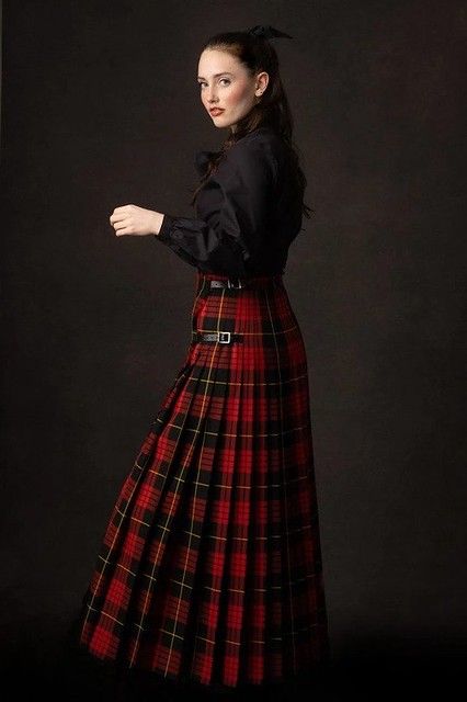 Scotland Traditional Clothes, Kilt Outfits Women, Mode Tartan, Looks Kate Middleton, Kilt Outfits, Tartan Fashion, Great Scot, Tailored Skirt, Tartan Skirt