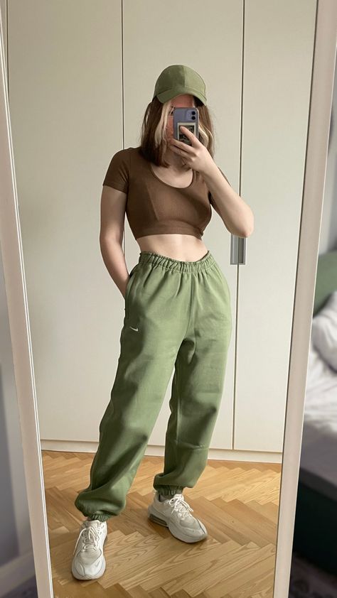 Nike Sage Green, Green Joggers Outfit, Nike White Air Max, Olive Green Outfit, Track Pants Outfit, Green Pants Outfit, Jogger Pants Outfit, Green Sweatpants, Brown Crop Top