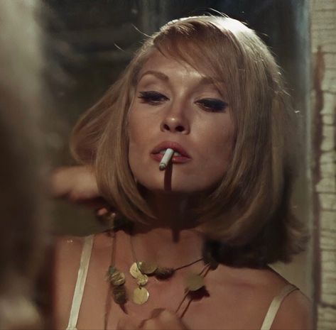 Bonnie And Clyde 1967, Celebrity Smokers, Girls Rockstar, Bonnie Parker, Bonnie And Clyde, Faye Dunaway, Celebrity Skin, Bonnie N Clyde, French Girls