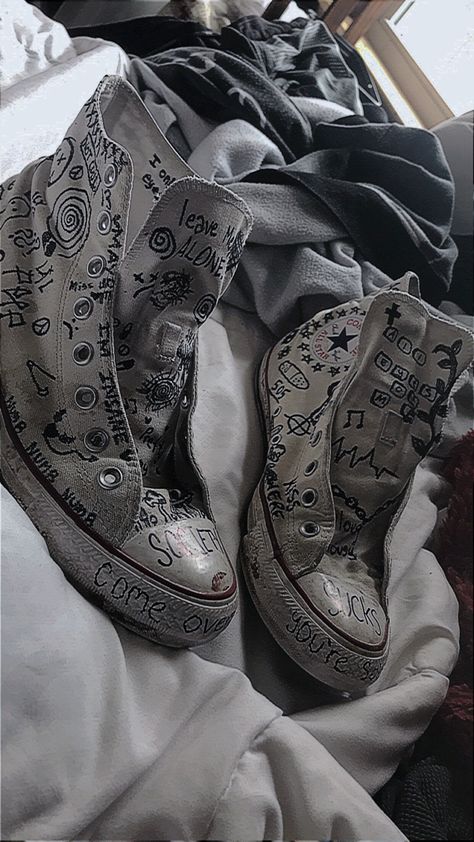 Shoes Design Ideas Drawing, Grunge Shoes Converse, Converse Shoe Drawing Ideas, Grunge Shoes Drawing, White Converse Drawn On, Shoe Art Designs Converse, White Converse Drawing On Shoes, White Converse Custom Ideas, Decorated Converse Sharpie