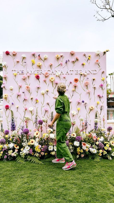 Flowers & flowers galore for The Americana at Brand’s Baubles and Brunch event 🌸 Such a gorgeous photo moment come to life with fresh… | Instagram Aesthetic Party Backdrop, Aesthetic Event Decor, Church Event Decorations, Photo Corner Ideas, Photo Corner Wedding, Wedding Photo Corner, Party Photo Wall, Floral Photo Booth, Party Rental Ideas