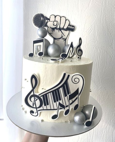 Music Cake Ideas, Bolo Musical, Music Themed Cakes, Piano Cakes, Music Cakes, Suprise Birthday, Fondant Cakes Birthday, Music Cake, Candy Birthday Cakes