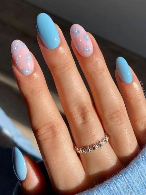 Light blue nails with flowers Blue Nail, Blue Gel Nails, Blue Glitter Nails, Baby Blue Nails, Light Blue Nails, Blue Acrylic Nails, Blush Nails, Blue Nail Designs, Nagel Inspo