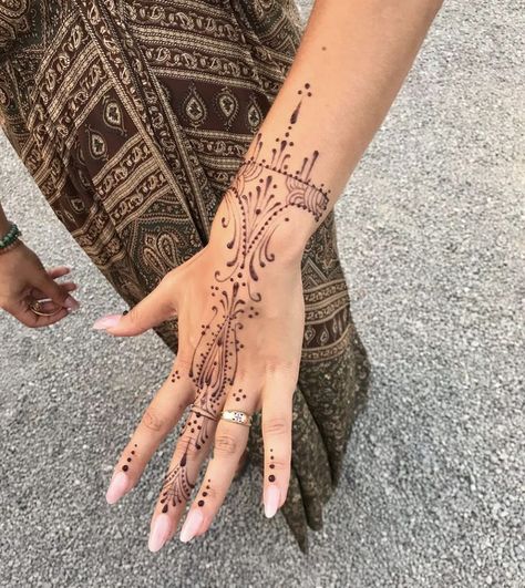 Classic Tattoo Body Henna Designs, Hanna Tattoo Hand, Hanna Tattoo, Cool Henna, Henne Tattoo, Cute Henna Designs, Cute Henna Tattoos, Henna Style Tattoos, Henna Tatoo