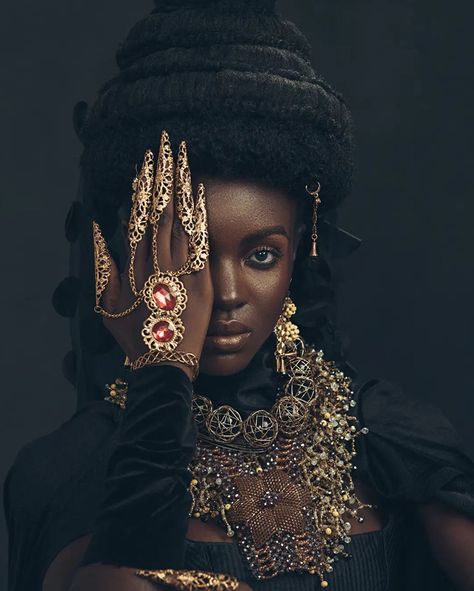 Black Royalty, Glitter Fashion, Afrikaanse Kunst, Ghanaian Fashion, Royalty Aesthetic, Black Queens, Dragon Rider, Afro Punk, Portrait Ideas