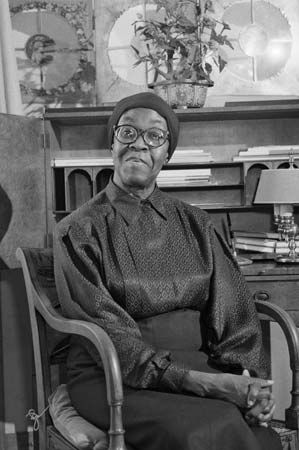 Photograph:Gwendolyn Brooks Timeline Ideas, Gwendolyn Brooks, African American Poets, Author Portraits, Author Life, Black Photos, Black Writers, Historical Timeline, Kids Homework
