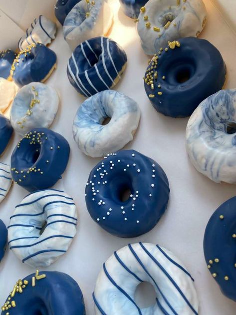 Cloud Themed Prom, Birthday Doughnut Ideas, Birthday Donuts Ideas, Donat Aesthetic, Fancy Donuts, Kreative Snacks, Sweet 17, Blue Quince, Cops And Robbers