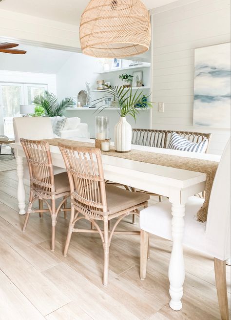 Coastal Dining Room Decor, Beach House Dining Room, Beach Dining Room, Houses Beach, Aesthetic Band, Aesthetic Exterior, Beach House Aesthetic, Coastal Dining Room, Beach House Living Room