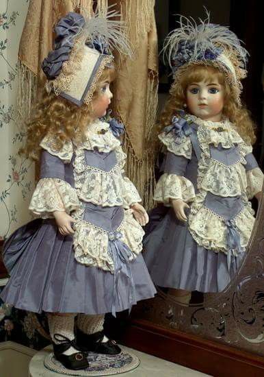 . Quilts Vintage, Antique Porcelain Dolls, Antique Doll Dress, Victorian Dolls, China Dolls, French Dolls, Doll Hat, Doll Costume, Old Dolls