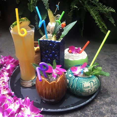 Very colorful Tiki drinks! Tiki Bar Restaurant Ideas, Tropical Bar Design, Tiki Bar Drinks, Tiki Aesthetic, Tikki Bar, Tropical Glow, Tiki Restaurant, Island Birthday, Juice Cafe