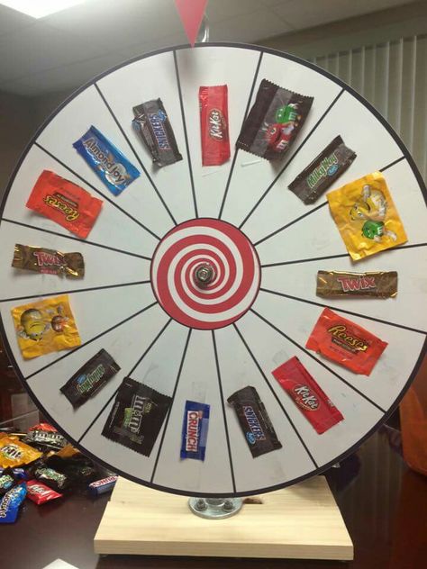 Candy prize wheel!  Would be fun to have other types of prizes on the wheel - love this idea for Primaries!! Lunch Time Games High School, Family Fun Day Decorations, Indoor Carnival Games For Adults, Senior All Night Party Ideas, Tombola Ideas, School Carnival Ideas, Fall Carnival Games, Permainan Kerjasama Tim, School Carnival Games