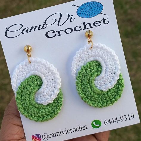 Aretes tejidos a crochetbrinco de crochecrochet earrings Crochet Earrings Pattern Diagram, Crocheting With Buttons, How To Make Crochet Earrings, Crochet Earring Ideas, Crocheted Earings, Crochet Earrings Pattern Tutorials, Diy Crochet Earrings, Crochet Earing, Diy Crochet Jewelry