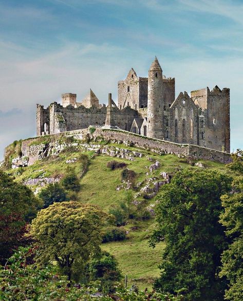 Ireland on Instagram: “The Rock of Cashel has been referred to as the high king of Irish monuments – and you can see why 🤩🏰 Thanks to @viaje.boutique for this…” Rock Of Cashel, Irish Architecture, Medieval Buildings, Best Of Ireland, Ancient Ireland, Ireland Tours, Dublin Airport, Irish Castles, Castles In Ireland