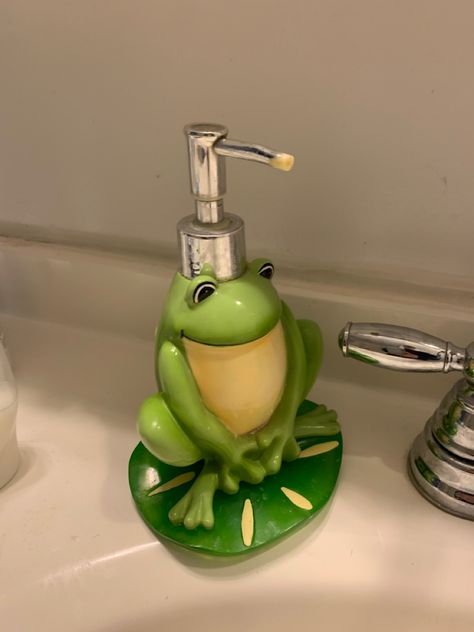 Quirky Soap Dispenser, Frog Soap Dispenser, Frog Theme Bathroom, Fun Soap Dispenser, Aesthetic Soap Dispenser, Weird Decorations, Cute Soap Dispenser, Frog Things, Frog Bathroom
