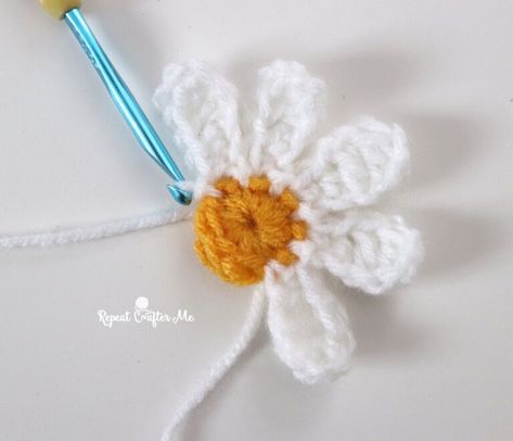 Amigurumi Patterns, Crochet Daisy Flower, Crochet Small Flower, Repeat Crafter Me, Crochet Flowers Easy, Crochet Flowers Free Pattern, Crochet Bouquet, Beginners Crochet, Crochet Plant