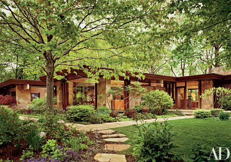 With respect for its midcentury design, a couple calls on architect Margaret McCurry to update their Chicago home for coming generations Midcentury Home Exterior, Mid Century Modern House Exterior, Midcentury Home, Mid Century Architecture, Modern Architecture House, Architecture Exterior, Modern Exterior, Mid Century Modern House, Mid Century House