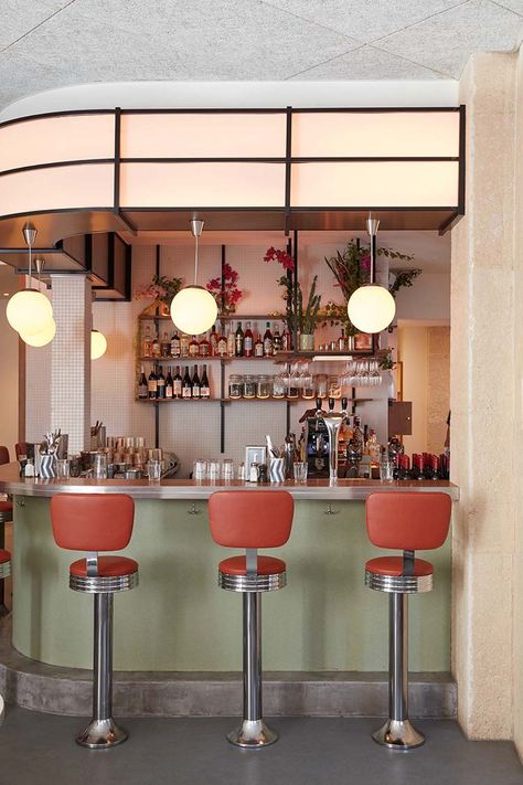 Cali Uptown Paris 10th Arrondissement Restaurant Retro Aesthetic Restaurant, Restaurant Design Ideas Creative, Retro Vintage Interior Design, Home Diner Ideas, Diner Restaurant Interior, Cute Diner Aesthetic, Diner Design Ideas, Vintage Diner Interior, American Retro Interior