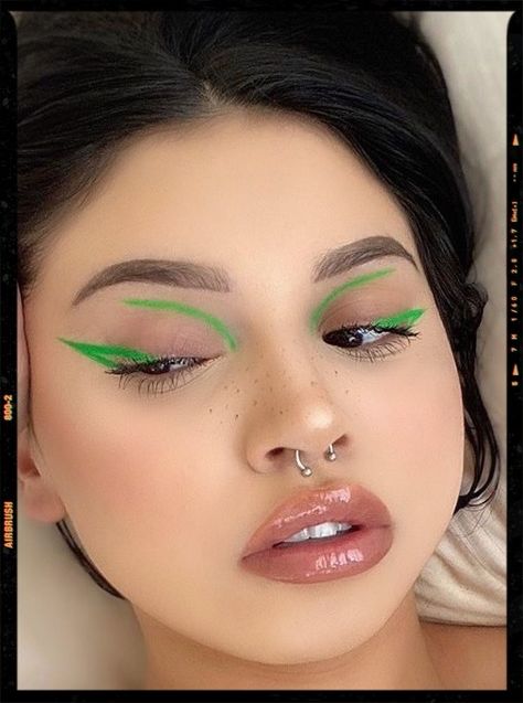 graphic eyeliner St Patricks Eye Makeup, St Patrick’s Day Eyeliner, Edgy Green Makeup, Green Makeup Eyeliner, Green Graphic Eyeliner Looks, Green Eyeliner Graphic, Graphic Green Eyeliner, Green 70s Makeup, Green Eyeliner Makeup Looks