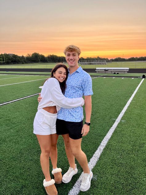 High school senior couple hugging at the senior sunrise! Middle School Couple Aesthetic, Teen Couple Goals High Schools, High School Girlfriends Aesthetic, Cute Young Couples Middle School, Cute Middle School Couples, High School Couple Aesthetic, School Bf, 2024 Relationship, Bf Poses