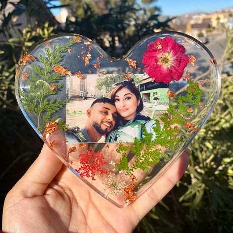 Resin Crafts For Boyfriend, Keepsake Resin Ideas, Resin Art For Boyfriend, Memory Resin Ideas, Resin Crafts With Pictures, Resin Art Birthday Gift Ideas, Resin Keepsake Ideas, Resin Heart Photo Frame, Resin Valentine Ideas