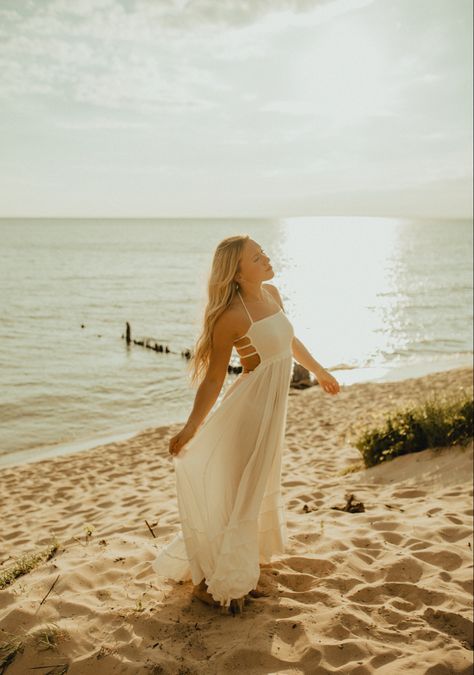 Flowy Dress Beach Photoshoot, Sundress Beach Photoshoot, Beach White Dress Photoshoot, Senior Picture Ideas Beach Sunset, Beach Senior Pictures Outfits, Beach Photoshoot Model, Senior Pictures Hawaii, Senior Photos Beach, Outdoor Photoshoot Inspiration