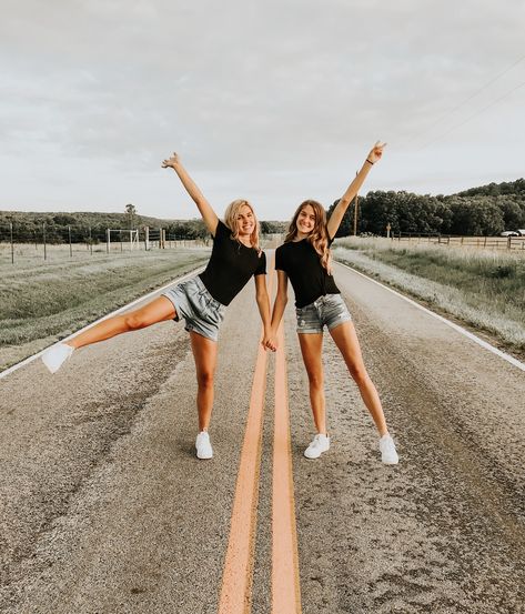 Cool Picture Poses With Friends, Photos Ideas For 2 Friends, Cool Photos With Friends, Jampsoute Wedding, Photos To Recreate With Your Sister, Photos Of Two Friends, Best Friend Photoshoot Outfit Ideas, 2 Friends Photo Ideas, Fun Bff Photoshoot