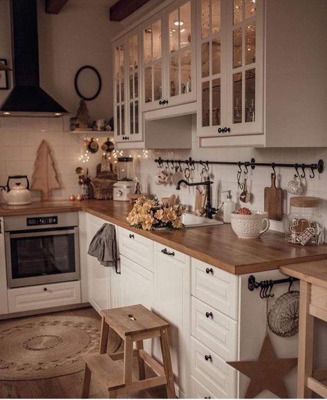 Earth Tones Kitchen, Cosy Kitchen, Classic Kitchen Design, Small Kitchen Storage, Christmas Kitchen Decor, Cozy Kitchen, Boho Kitchen, Classic Kitchens, Apartment Kitchen