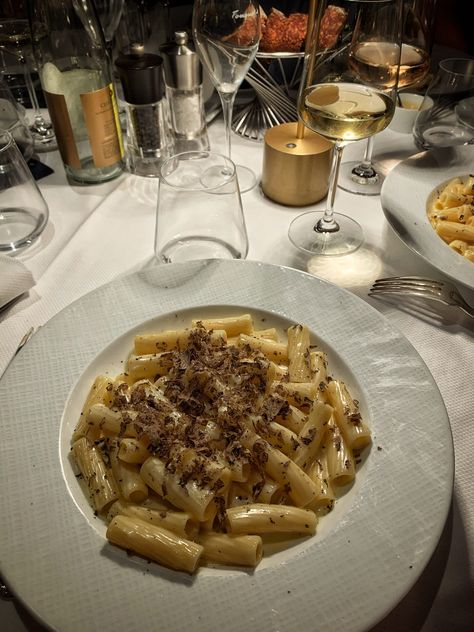 Essen, Best Truffles, Truffle Pizza, Pasta Restaurants, Truffle Pasta, Dinner In Paris, Truffle Fries, Paris Food, Dinner Restaurants