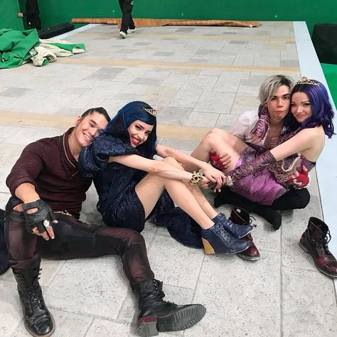 Jay Descendants, Carlos Descendants, Descendants Pictures, Evie Descendants, Disney Descendants Movie, Mal Descendants, Mal And Evie, Descendants Cast, Disney Descendants 3