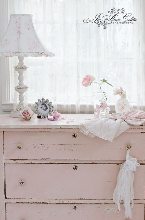 Jo-Anne Coletti's Shabby decorating tips Shabby Chic Decorating, Camera Shabby Chic, Shabby Chic Living Room Furniture, Cocina Shabby Chic, Pink Furniture, Decoration Shabby, Cottage Shabby Chic, Estilo Shabby Chic, Pink Cottage