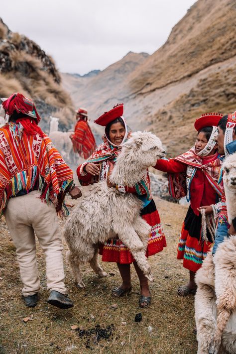 South America Destinations, 7 Day Itinerary, Peru Travel Guide, Costumes Around The World, Cusco Peru, Kunst Inspiration, Peru Travel, Countries To Visit, Travel South